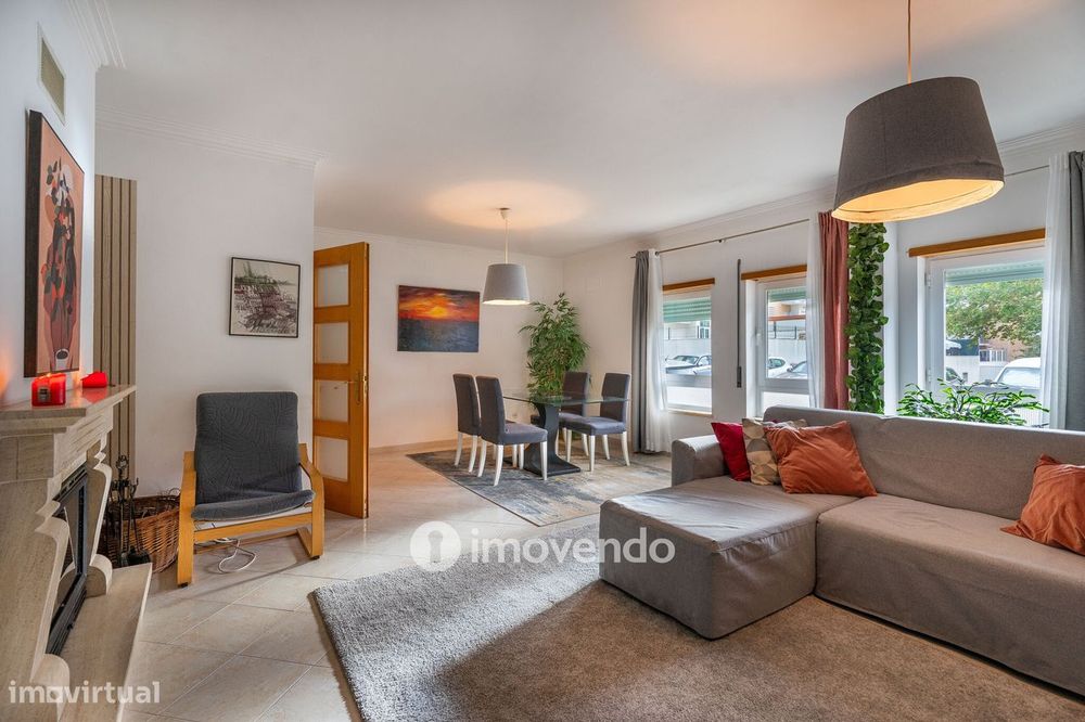Apartamento T2 com estacionamento e terraço, em Vialonga