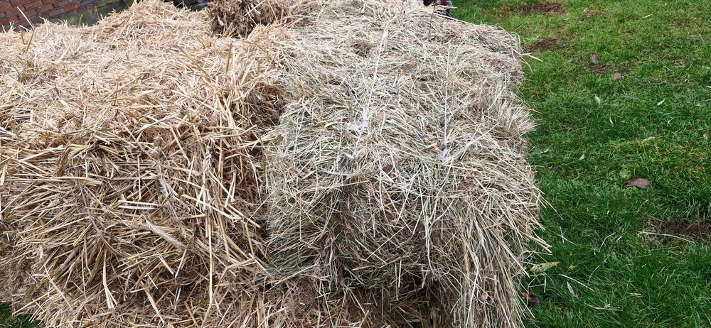 Siano i słoma składowane pod dachem