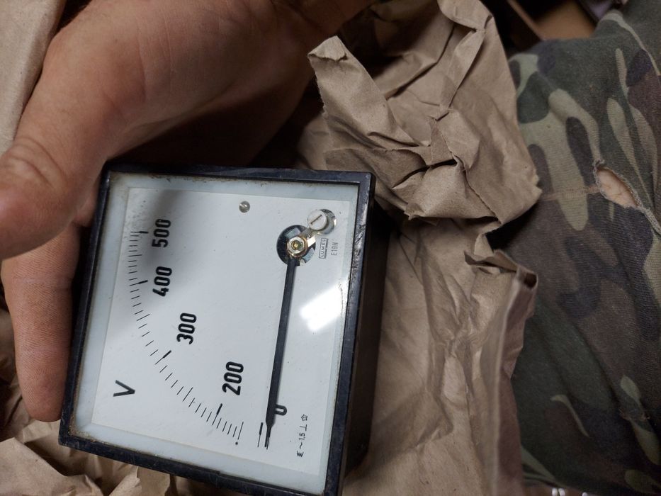 Вольтметры , амперметры , головки приборов ,  микроамперметры и т п .,