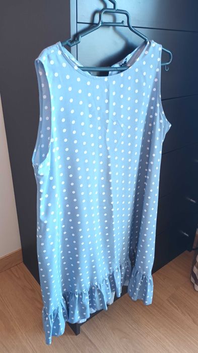 Vestido azul às bolinhas brancas