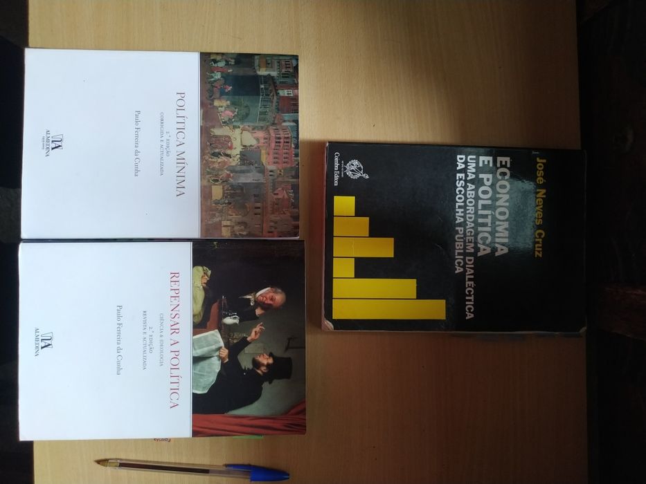 Vários livros universitários