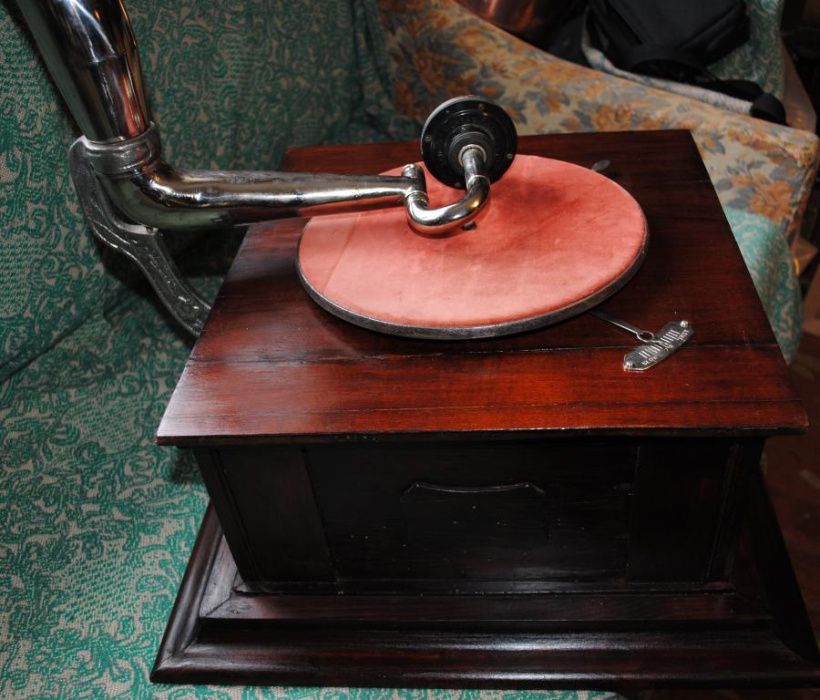 Граммофон з трубою антикварний в інтерєр дизайн проигрыватель грамофон