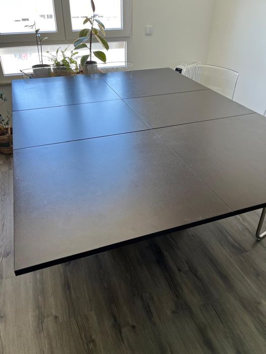 Mesa de madeira quadrada