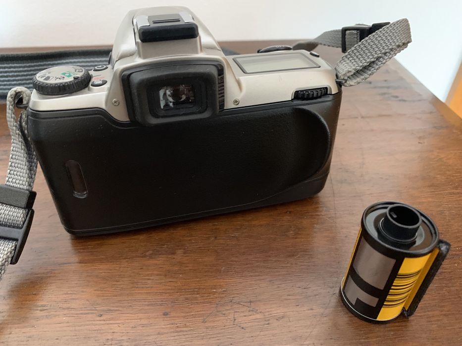 Antiga nikon F65 de rolo