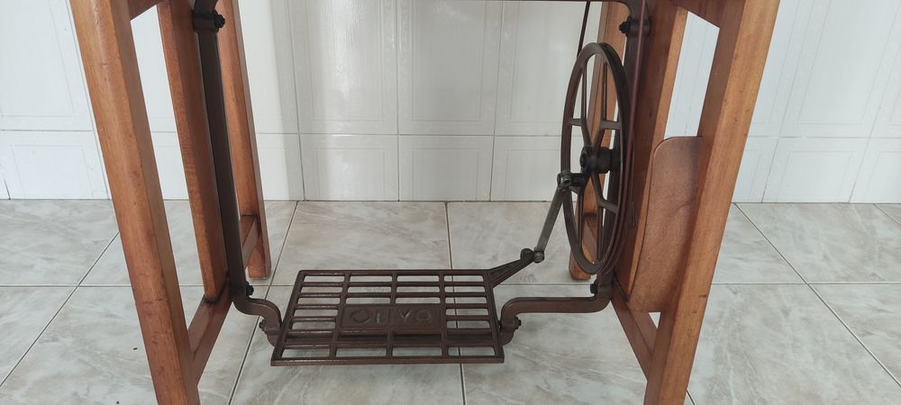 Máquina de Costura OLIVA se Antiga – Completa com Mesa e Pedal