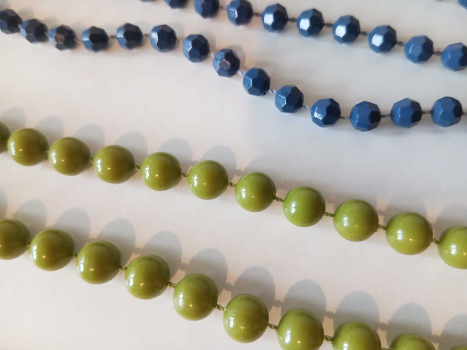 Dois colares azul e verde