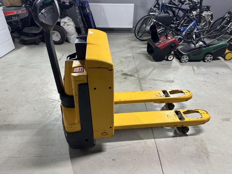 Самохідний електричний візок-штабелер