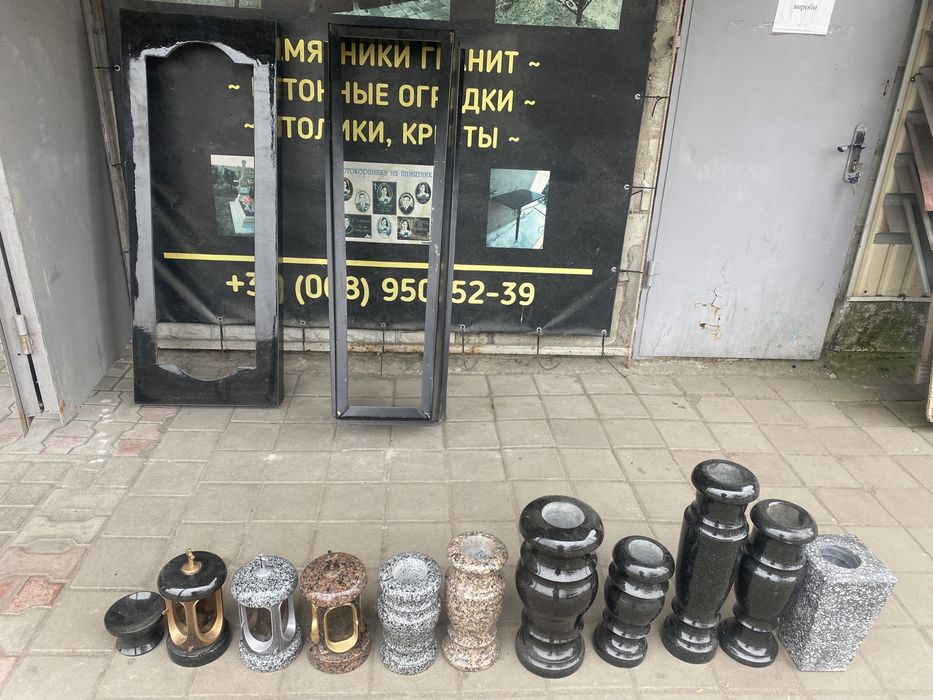 Памятники ,граніт ,бетон ,крошка ,пластик надгробніки ,установки
