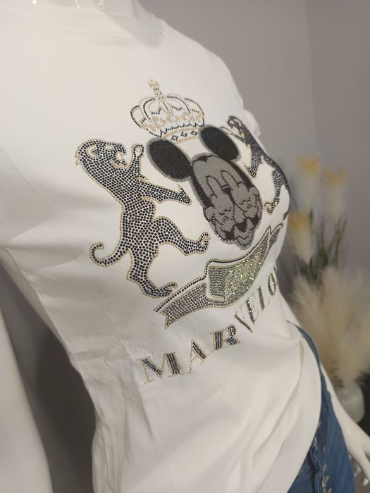 Biały t-shirt z krótkim rękawem aplikacja z błyszczących cekinów