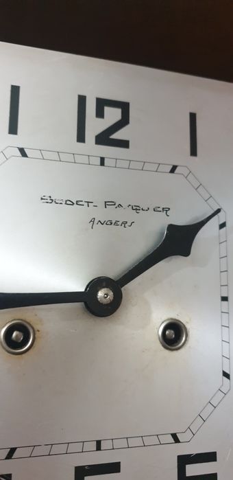 Relógio de sala muito antigo em madeira.