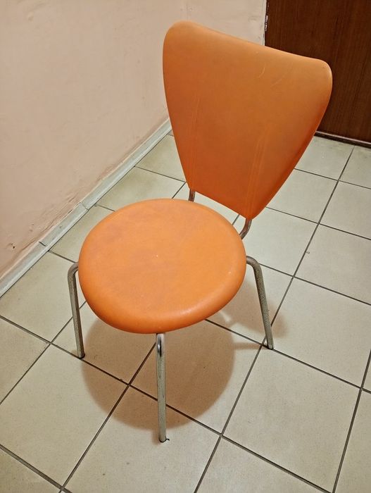 Стул для кухни оранжевый.