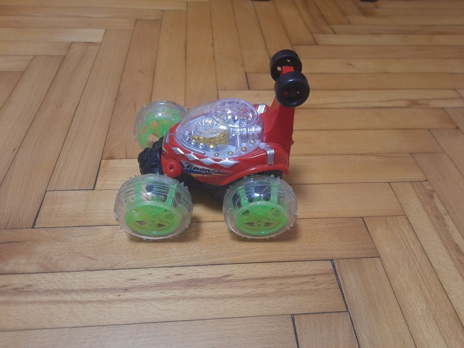 4 Машинки, 2  на радіокеруванні і 2 прості