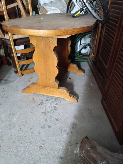 Mesa de madeira com tampo de pedra