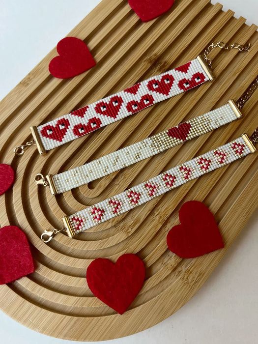 Браслет з бісеру до Дня закоханих червоно-білий