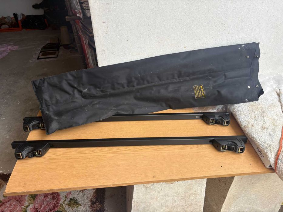 par de barras de tejadilho em aço com pés ajustáveis para calhas laterais e saco