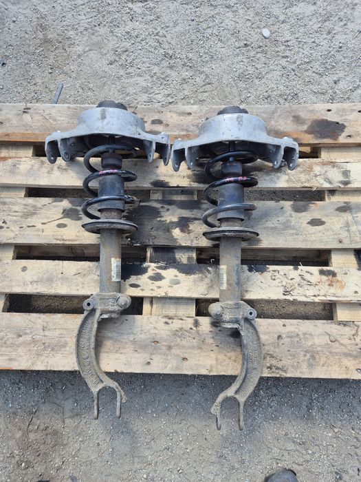 Amortyzator przod przedni sprężyna zwrotnica mocowanie Audi A4 B8