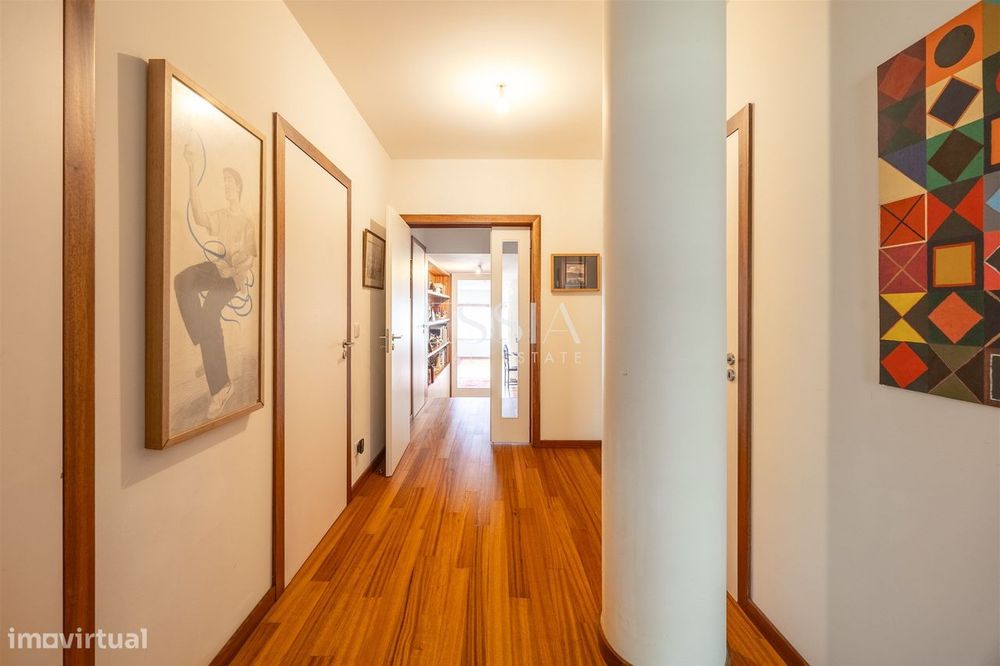 Apartamento T4+1 em Serralves com garagem