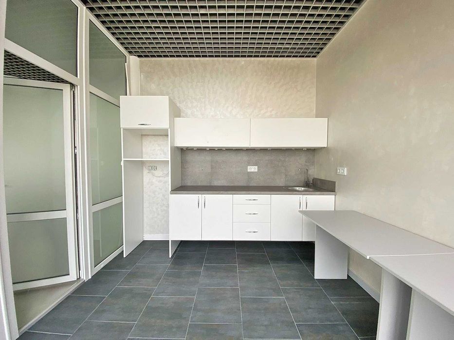 Комерційне ,фасадне приміщення з ремонтом! Великий проїзний трафік