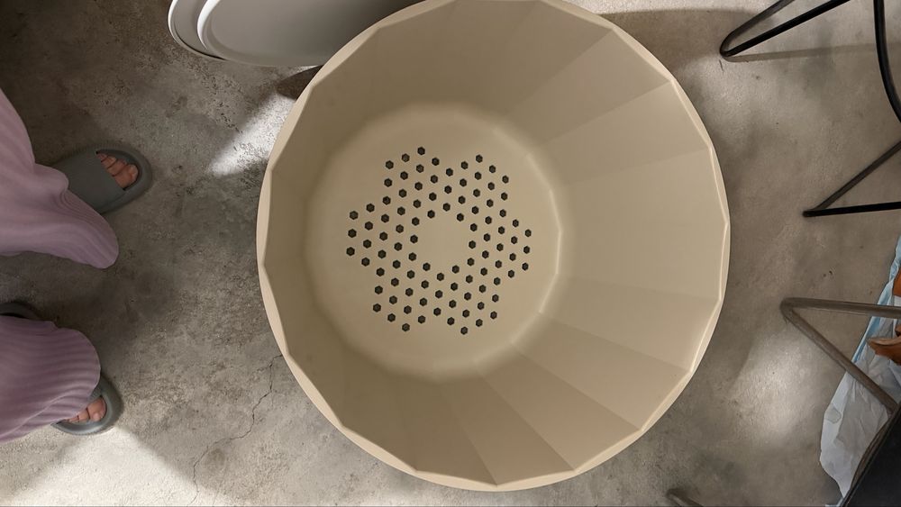 Cadeiroes de exterior e mesa com arrumacao