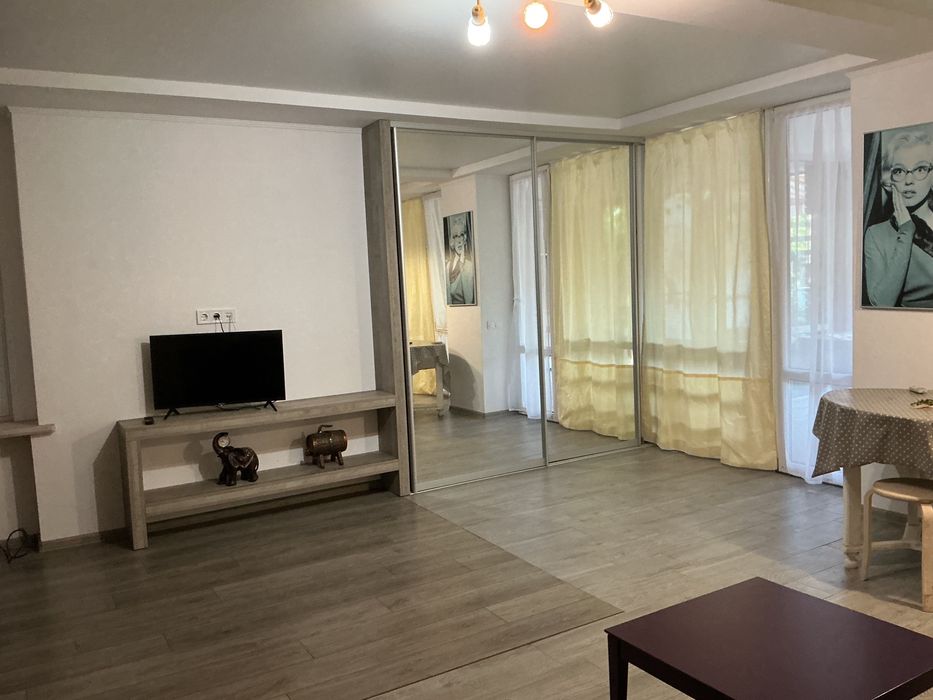 Здається дача(цілком) Кароліно-Бугаз, 650м від моря. Автономна сонячна електростанція. 5000грн.