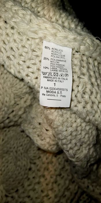 Śliczny beżowy długi sweterek o pięknym grubym splocie