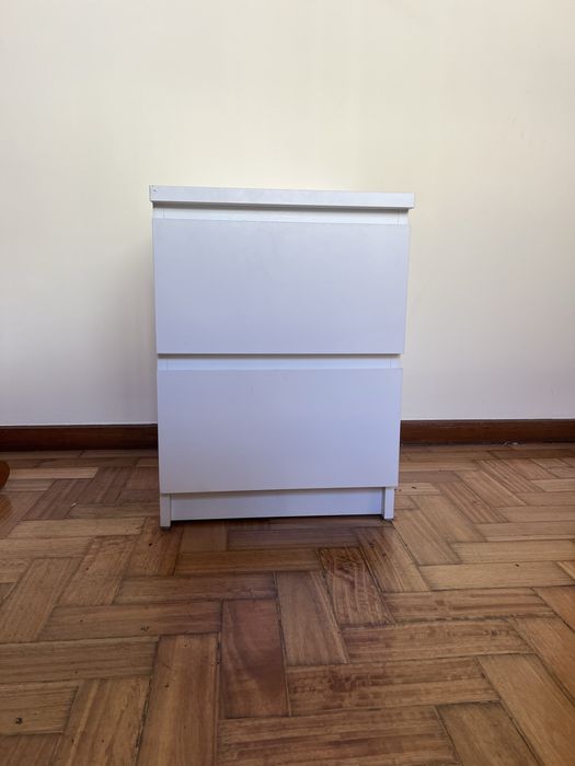 Mesinha de cabeceira usada