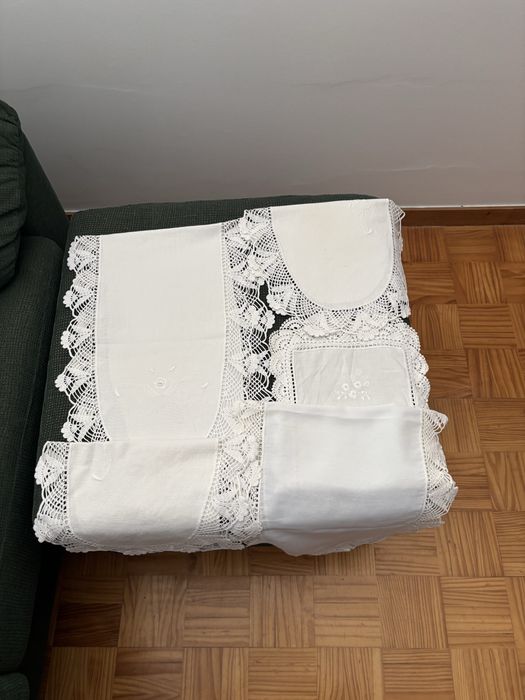 Varios naprons brancos com renda novos