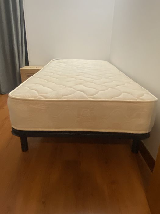 Estrado e Colchão como novo