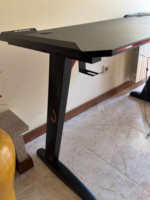 Mesa gaming com LEDS- preço negociável