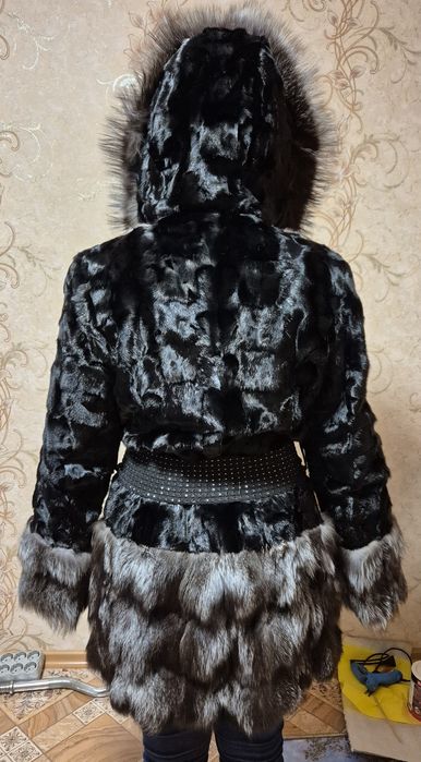 Шуба з натурального хутра (з чорнобурки та песця) з поясом. Розмір М