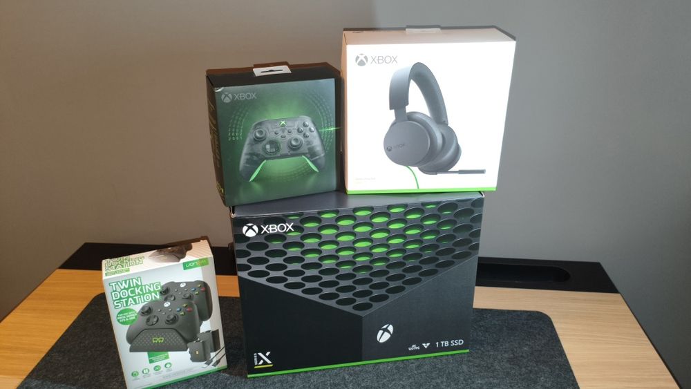Konsola Xbox Series X JAK NOWA +2 pady, słuchawki, akumulatory, stacja