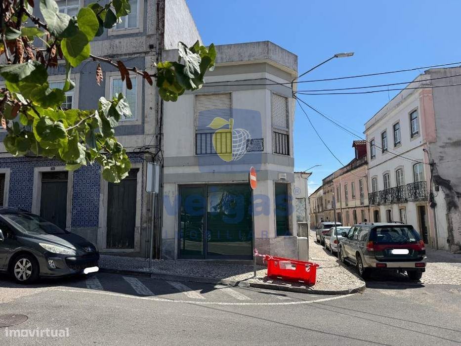 Prédio de 2 Pisos com Espaço Comercial