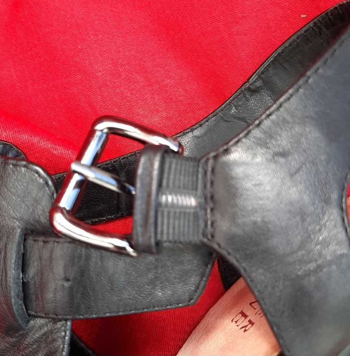 Eleganckie sandały skórzane na obcasie 9 cm marki Pier One