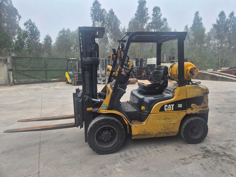 Empilhador caterpillar 3000kg