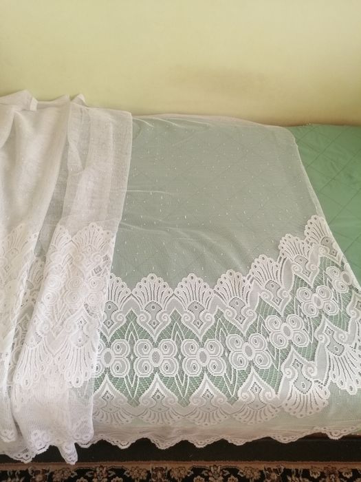 Firana na dole wycięta. . Wysokość - 1. 73 Szerokość - 8 m