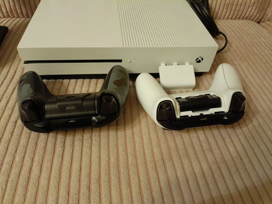 Konsola Xbox One S 1TB 2 pady ładowarka gra