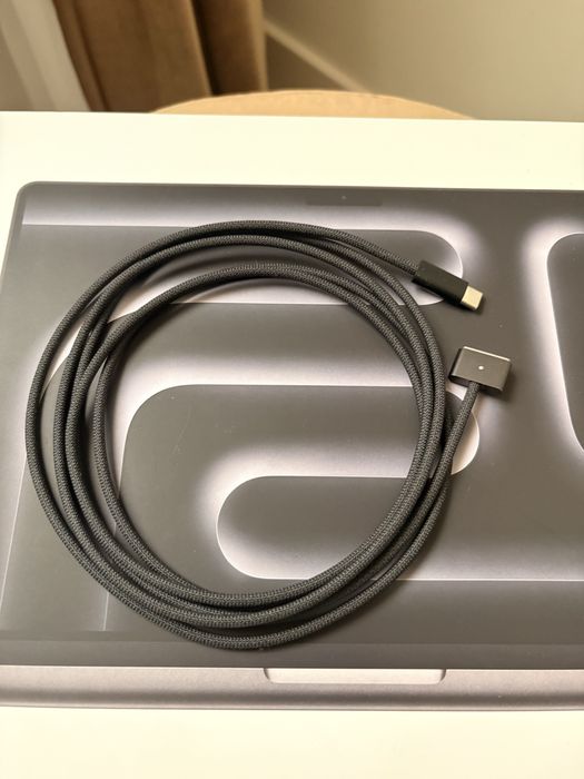 MacBook Pro M5 14” — 16 GB / 512 GB — jak nowy