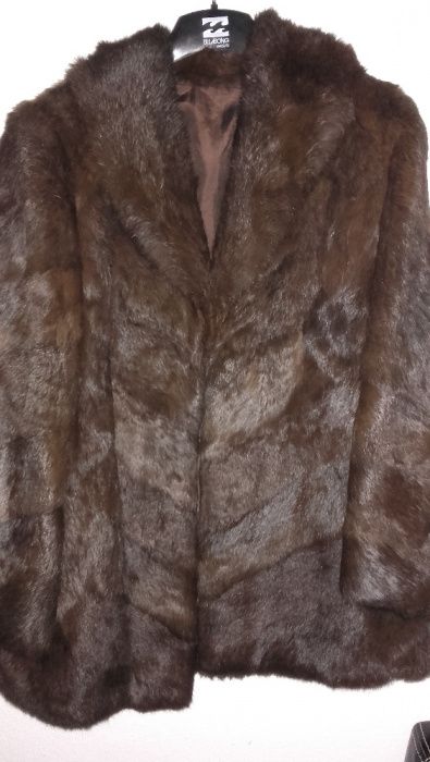 Vários casacos de peles.