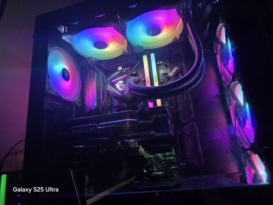 Komputer gamingowa z całym osprzętem do grania