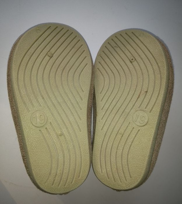 Продам тапочки и валенки- пинетки"