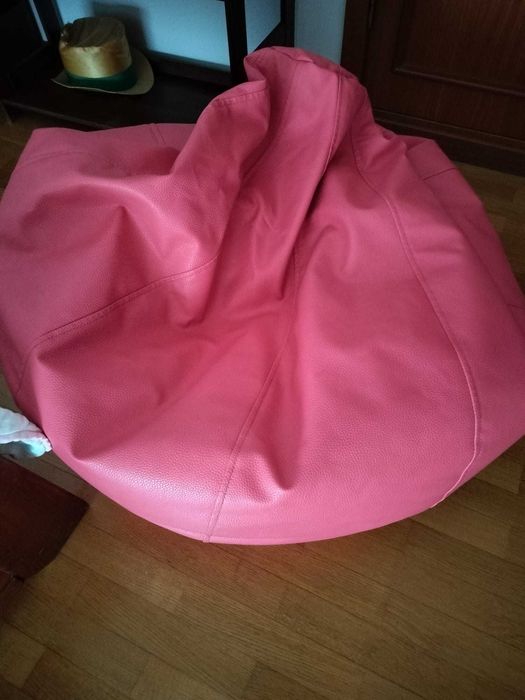 Pufe cor-de-rosa em pele
