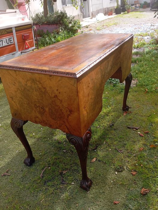 Secretaria de período Georgiano em nogueira e mogno, pés cabriolet