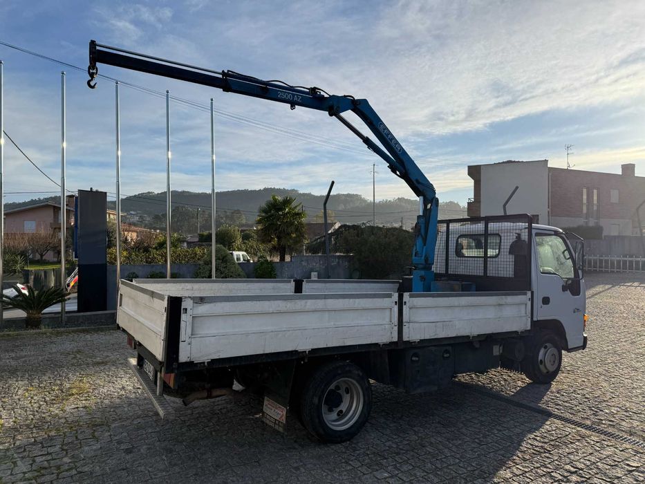 Carrinha Isuzu NKR com grua