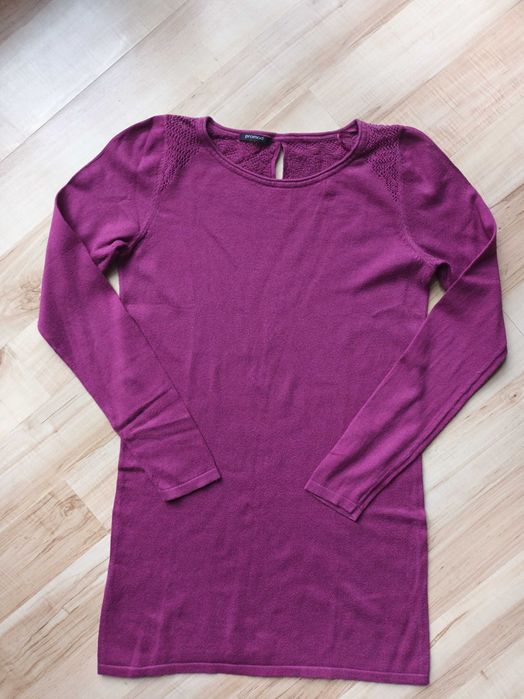 Fuksjowy dłuższy sweter z ozdobnym dekoltem/Promod/S