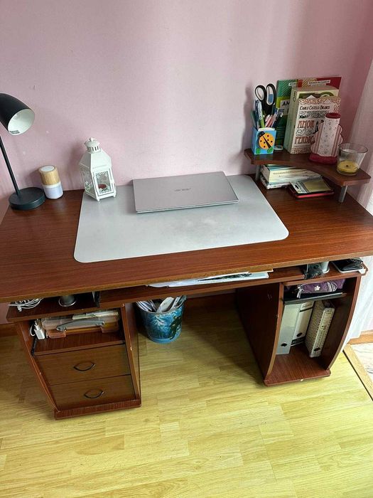 Secretaria em madeira com 2 gavetas, para estudantes.