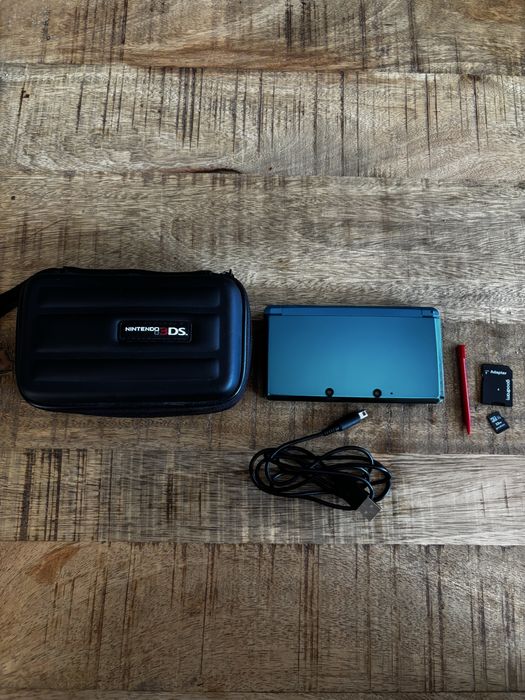 Nintendo 3ds z akcesoriami