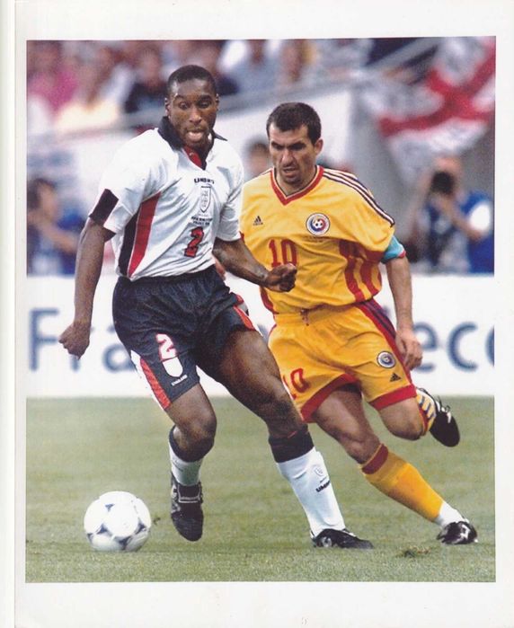 Memórias Futebol - Foto Imprensa Original - Mundial 1998 - Inglaterra x Roménia - Sol Campbell & Gheorghe Hagi