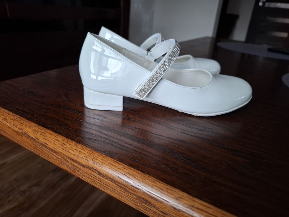 Białe baleriny, buty komunijne, dziewczęce