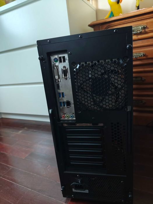 Desktop PC de marca branca e com luzes RGB