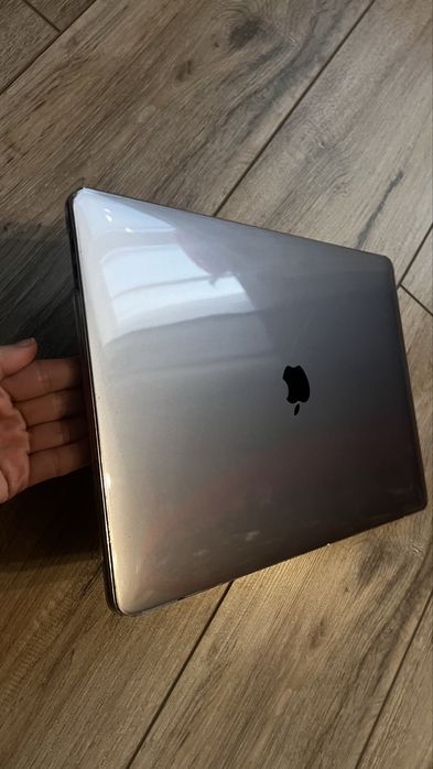 Вживаний Mackbook Pro 16 Core i9 16/2Тб